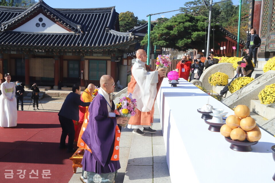 삼국 불교대표단장 스님들이 봉은사 대웅전 앞마당에서 헌화하고 있다.