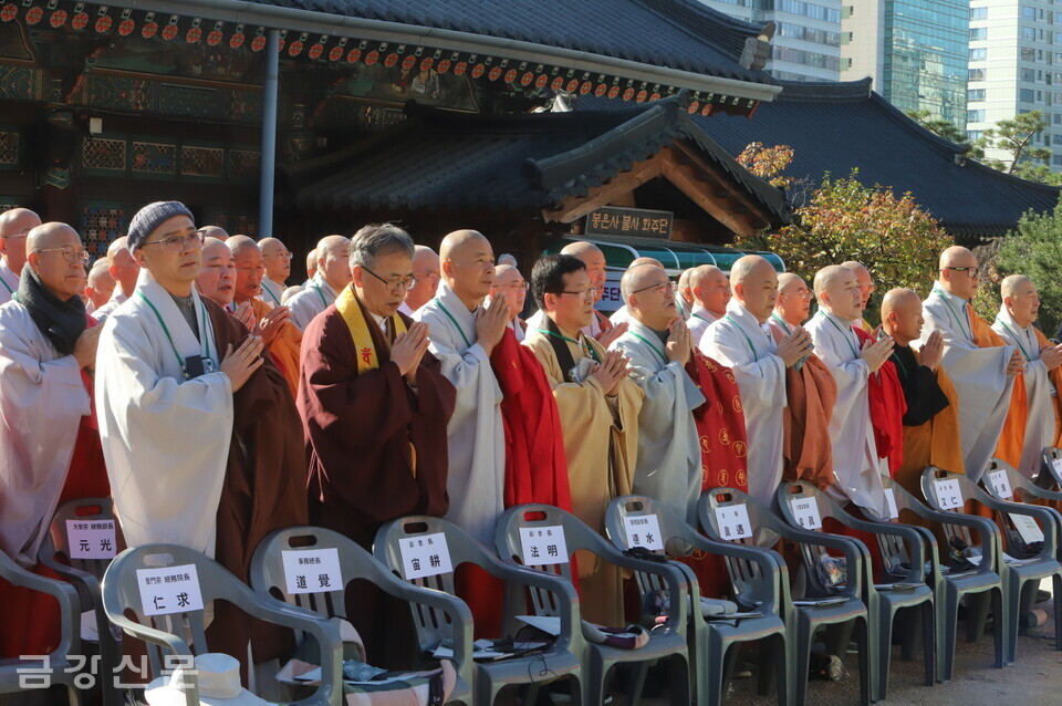 한국불교대표단 스님들이 불교의례를 하고 있다.