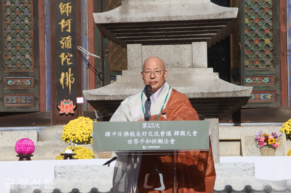 한국불교종단협의회장 진우 스님이 평화메시지를 발표하고 있다.
