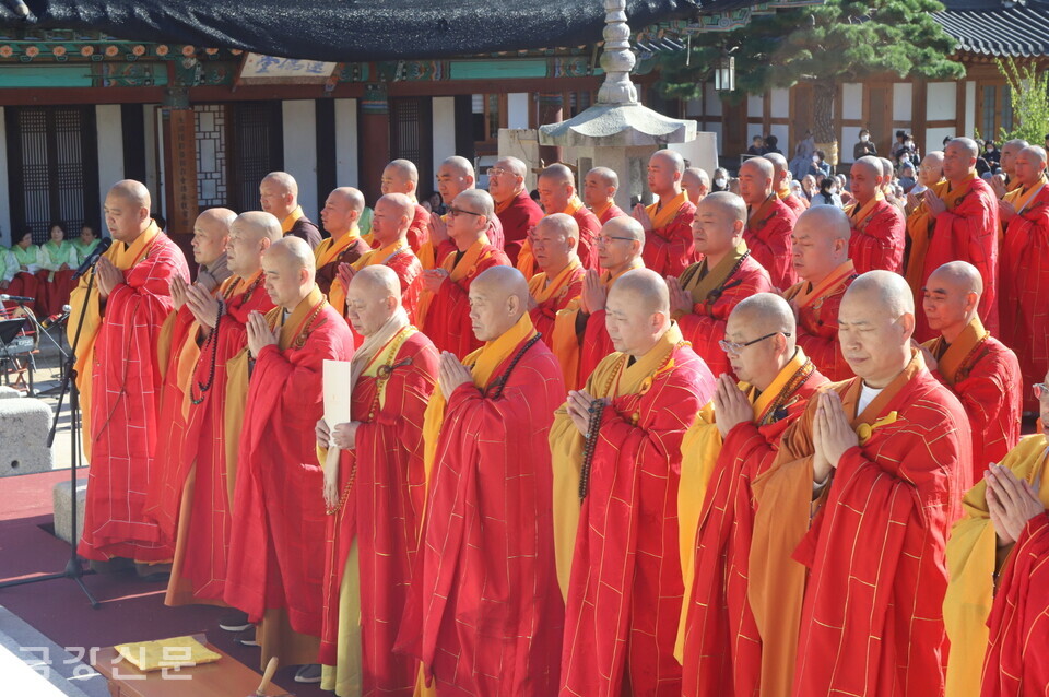 중국불교대표단 스님들이 불교의례를 하고 있다.