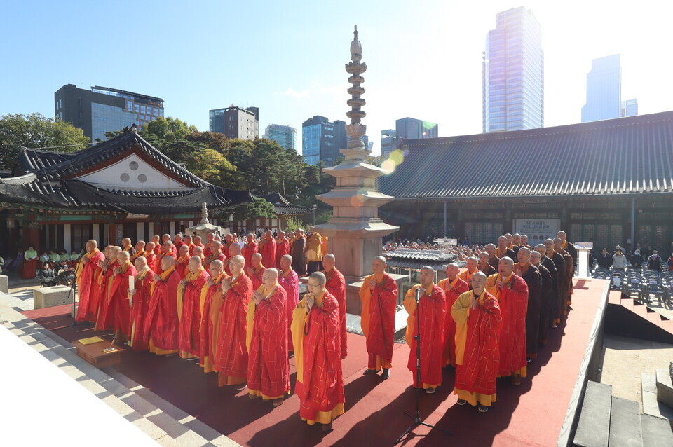 중국불교대표단 스님들이 불교의례를 하고 있다.