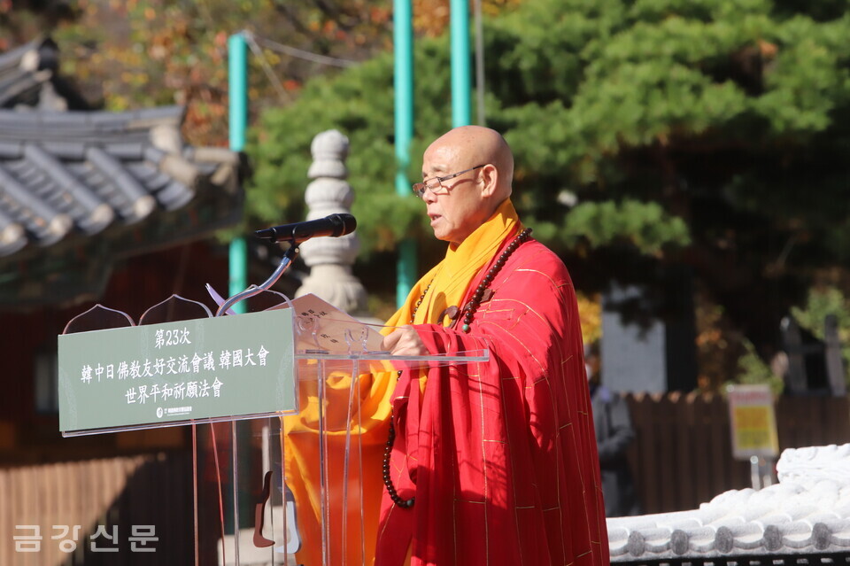 중국불교혀보히장 연각 스님이 평화메시지를 발표하고 있다.
