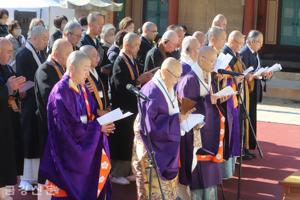 일본불교대표단 스님들이 불교의례를 하고 있다.