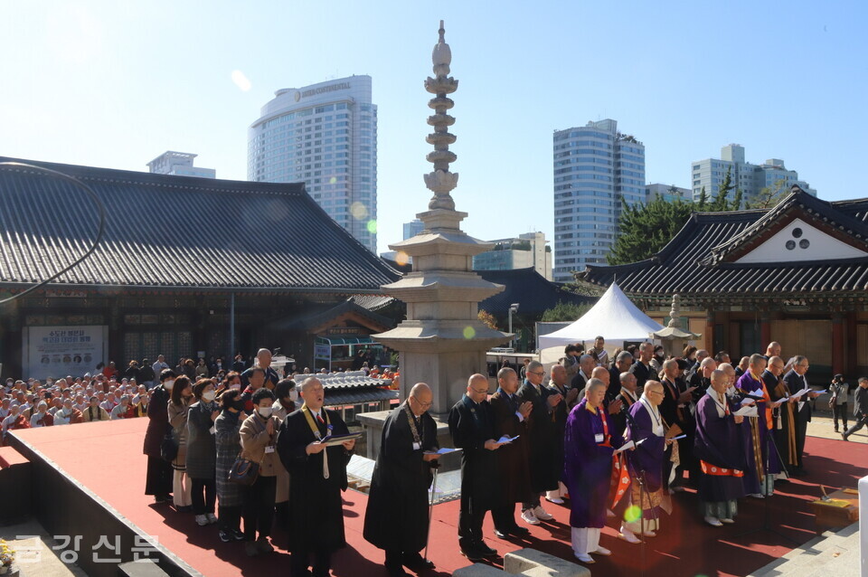 일본불교대표단 스님들이 불교의례를 하고 있다.