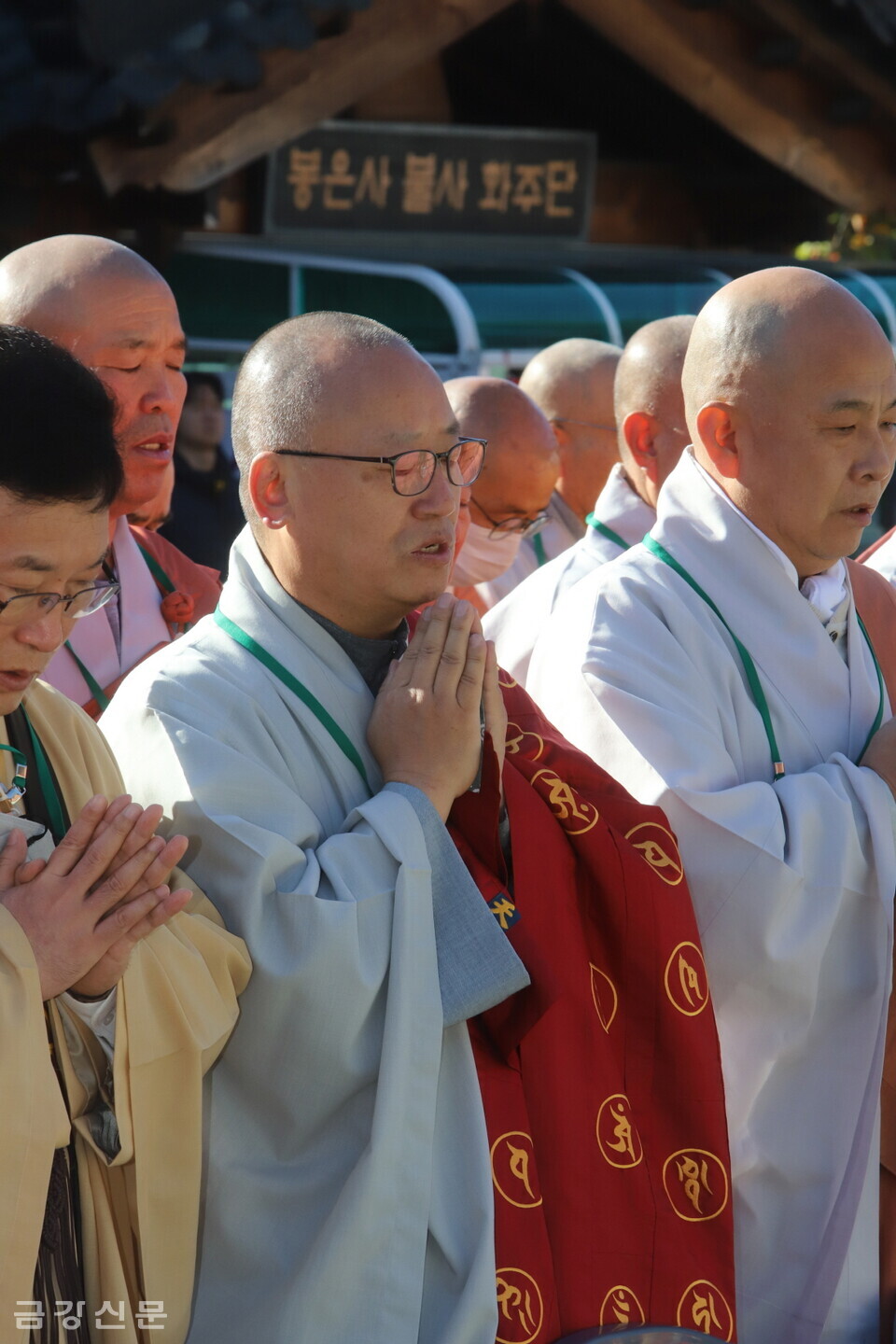 한국불교대표단 스님들이 불교의례를 하고 있다.