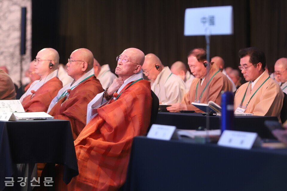 한국불교대표단 스님들이 학술강연을 듣고 있다.