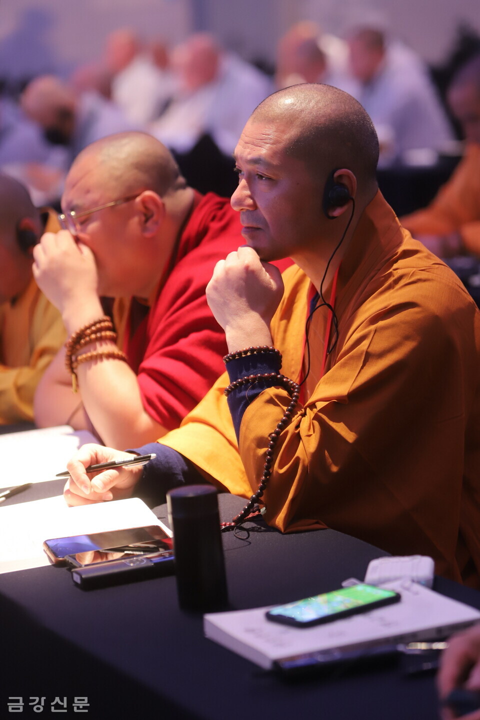 중국불교대표단 스님들이 학술강연을 듣고 있다.