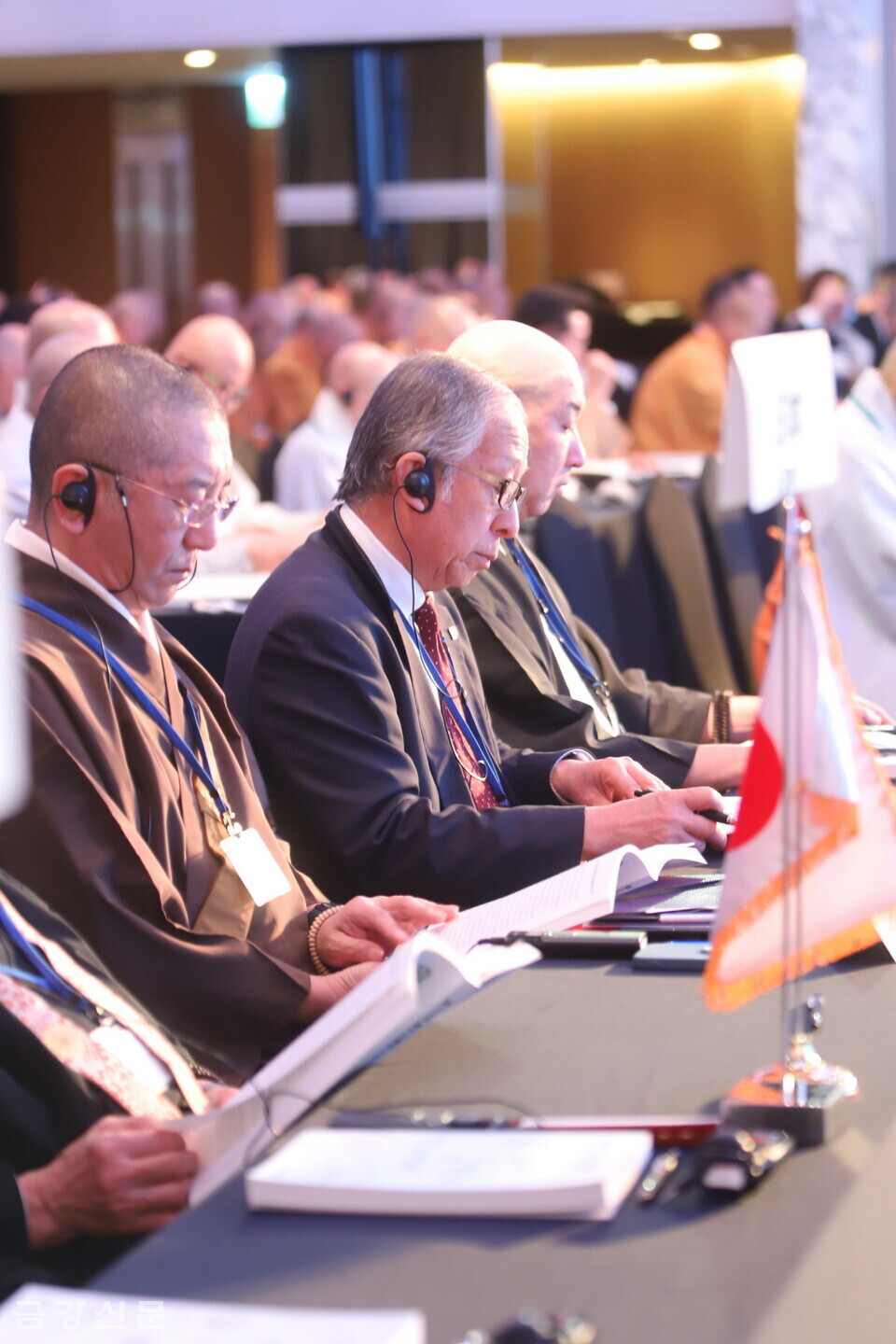 일본불교대표단 스님들이 학술강연을 듣고 있다.