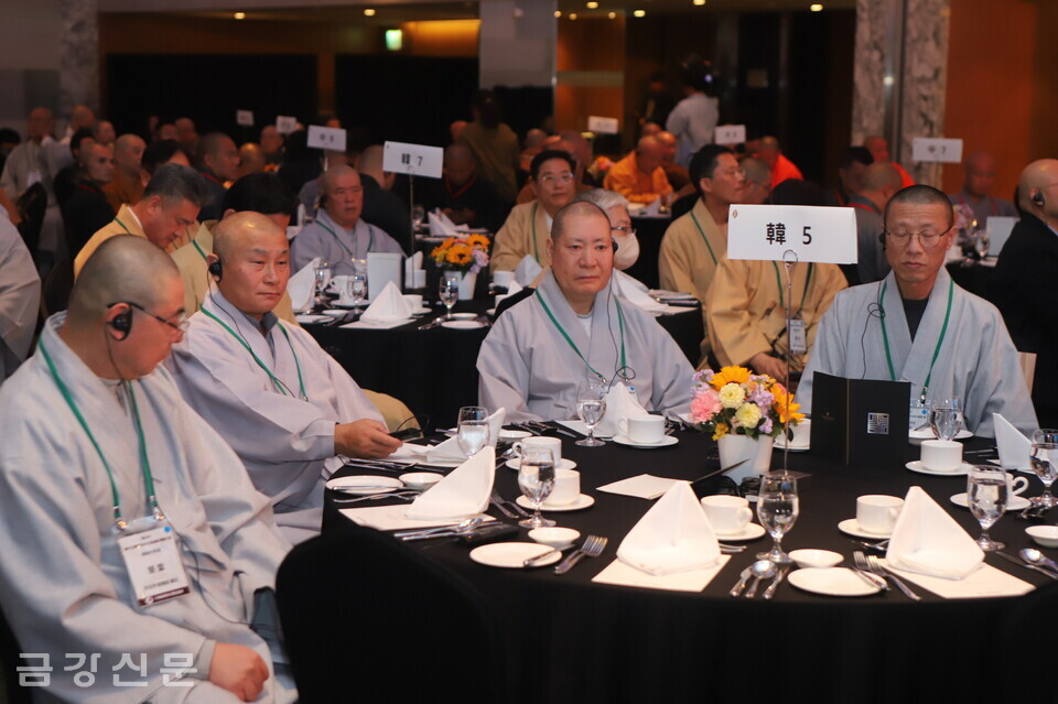 회향만찬에 참석한 천태종 스님들이 중국과 일본 스님들의 답례사를 듣고 있다.