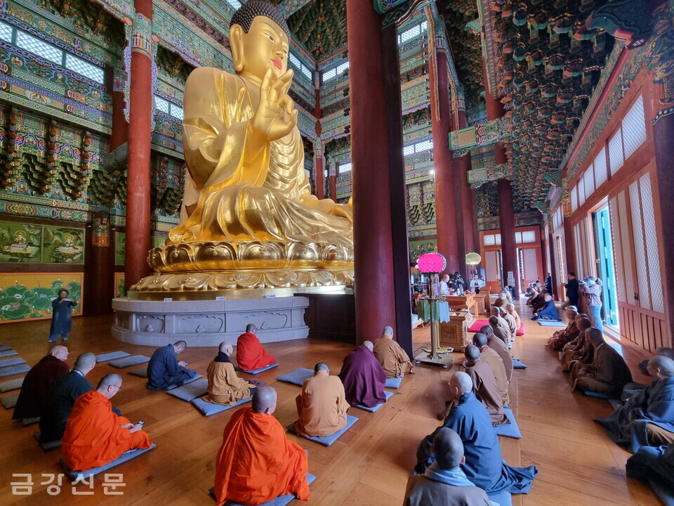 중국 불교대표단은 11월 9일 분당 대광사를 참배, 미륵보전에서 약식 법회를 봉행했다.