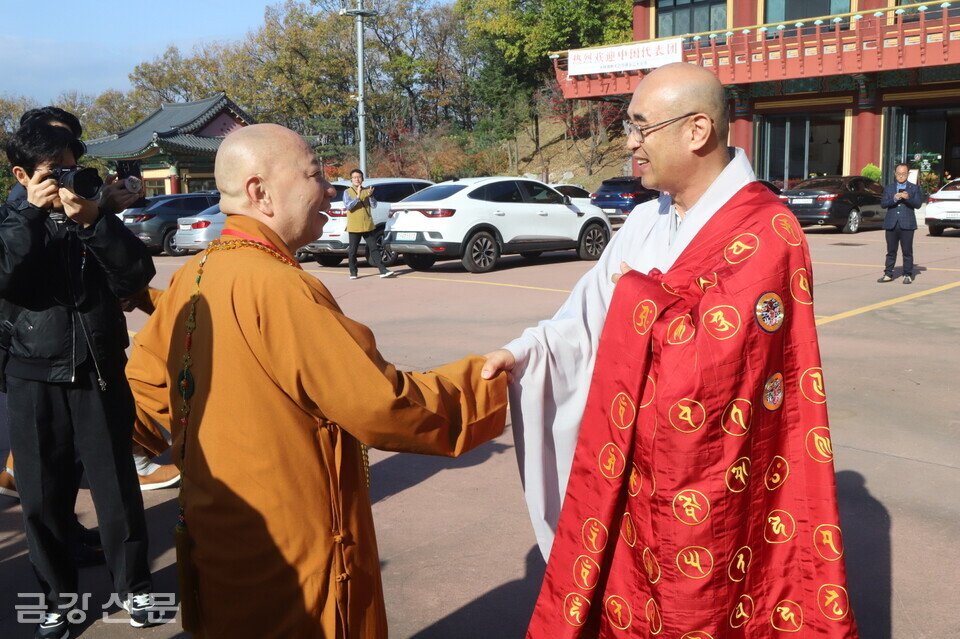 대광사 주지 월장 스님(오른쪽)과 중국 불교대표단장 명생 스님이 악수로 인사를 나누고 있다.