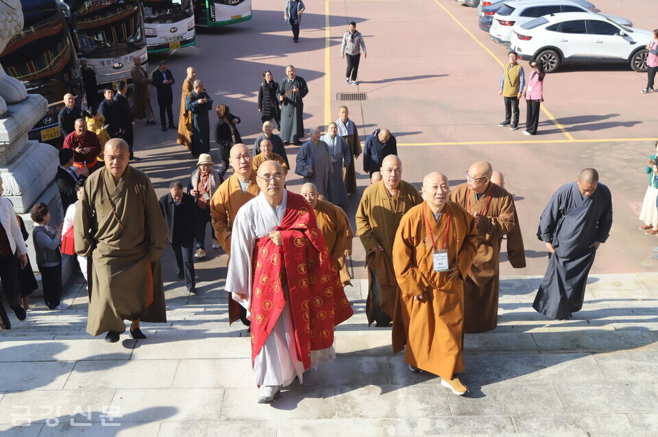 대광사 미륵보전으로 향하는 계단을 오르고 있는 스님과 불자들.