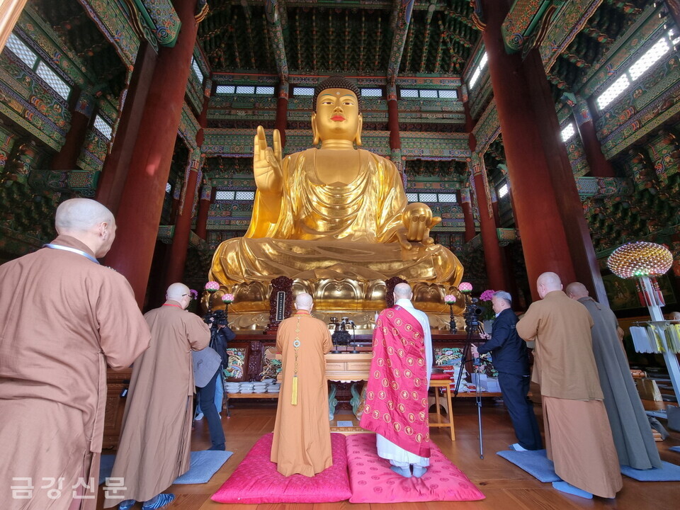 중국 불교대표단은 11월 9일 대광사 미륵보전을 참배하고, 법회를 봉행했다.