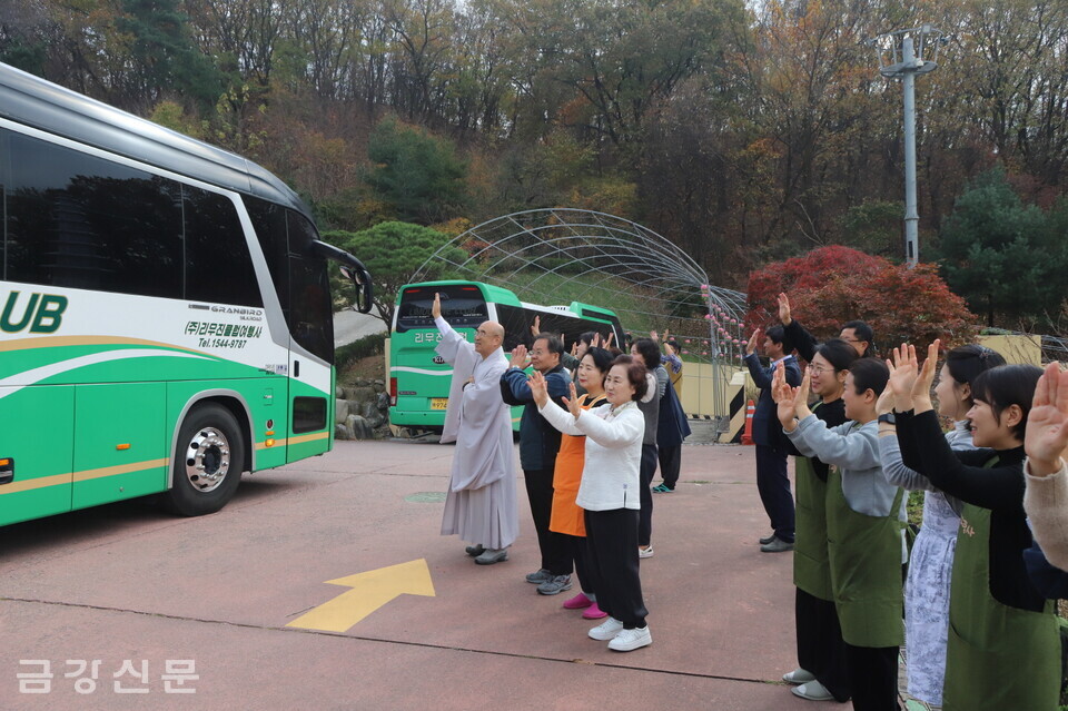대광사 주지 월장 스님과 불자들이 중국 불교대표단을 환송하고 있다.