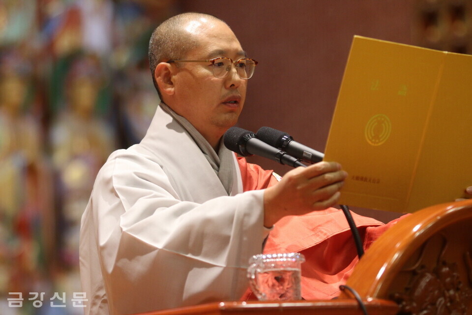 문화예술국장 진성 스님이 상월원각대조사 법어를 봉독하고 있다. 