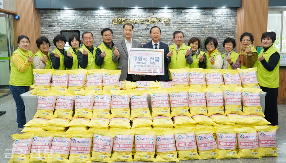 선암호수노인복지관은 11월 13일 우리새마을금고와 ‘사랑의 쌀 전달식’을 개최했다. 