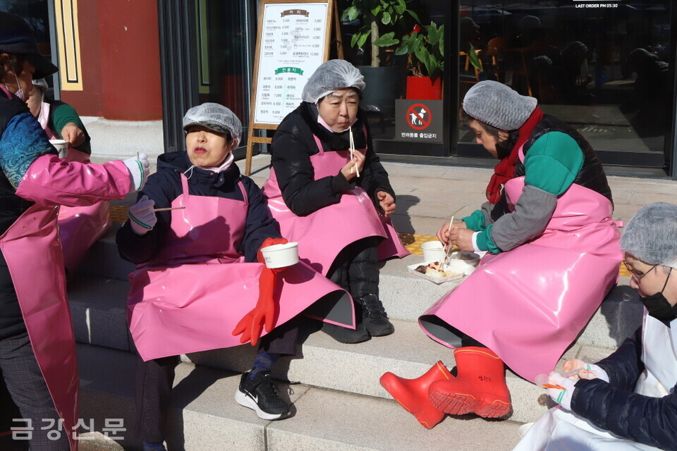 행사 중간에는 자원봉사자들을 위한 새참이 마련됐다. 새참은 경기동부하나센터에서 ‘북한음식 문화체험’ 부스를 통해 제공했다. 