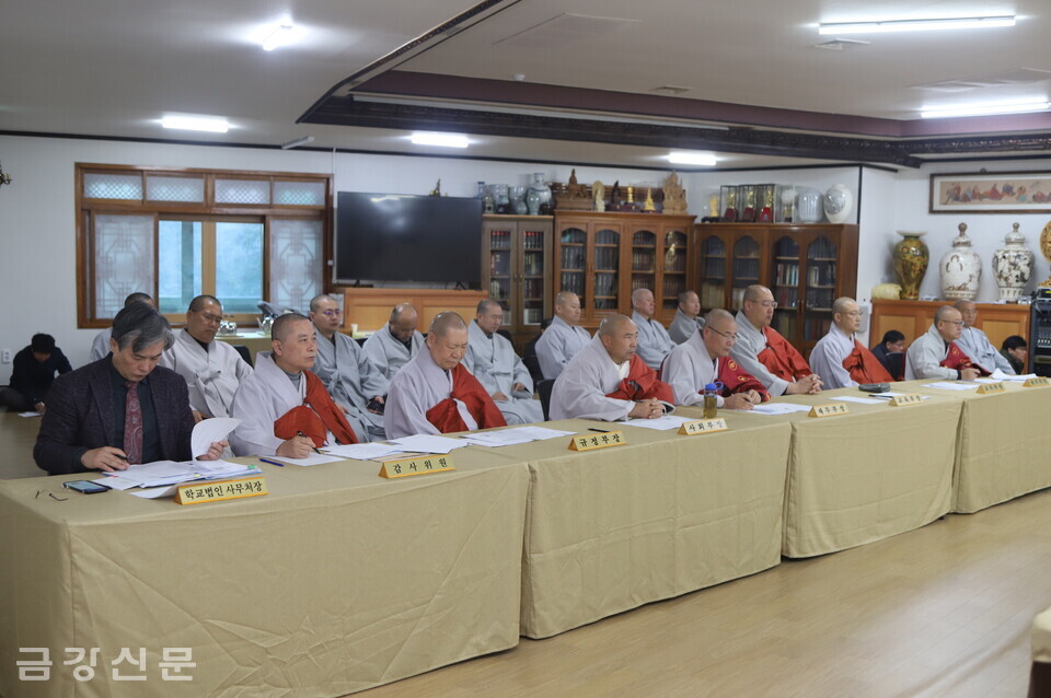 제123차 정기 종의회 2차 본회의에 배석한 총무원 스님들.