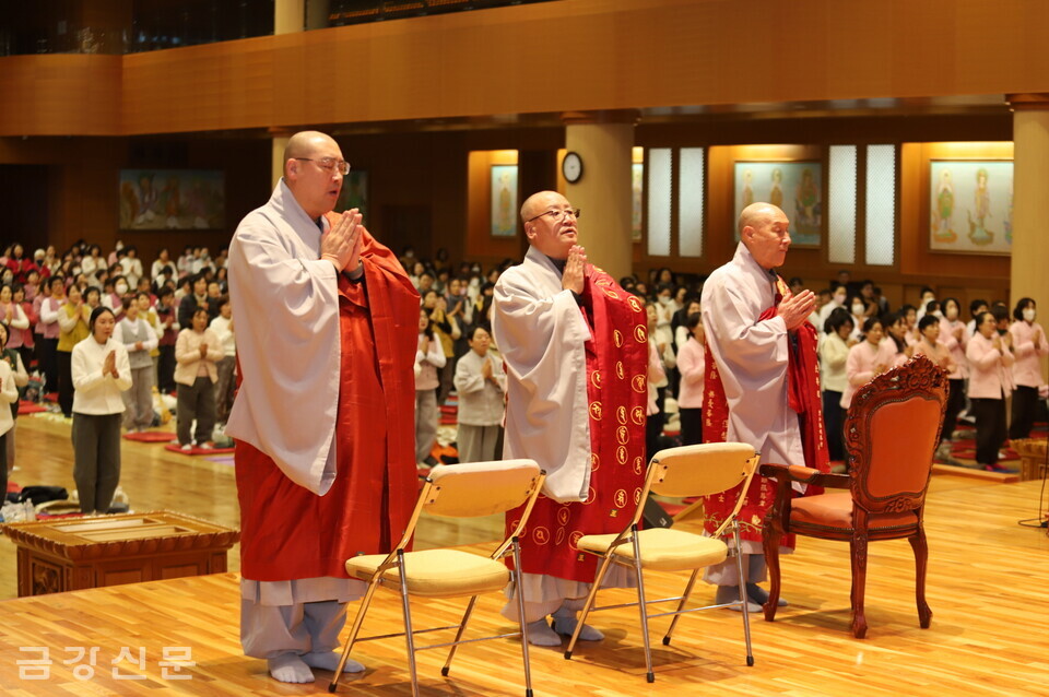 총무원장 덕수 스님(오른쪽), 총무부장 시용 스님(가운데), 교육부장 성해 스님(과 합창단원들이 삼귀의례를 하고 있다.