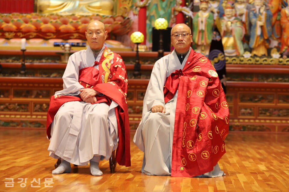 전국 합창단 동계수련법회에 참석한 총무원장 덕수 스님(왼쪽)과 총무부장 시용 스님.