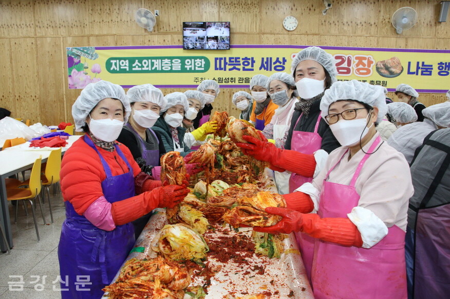 김장김치를 담그고 있는 불자들.