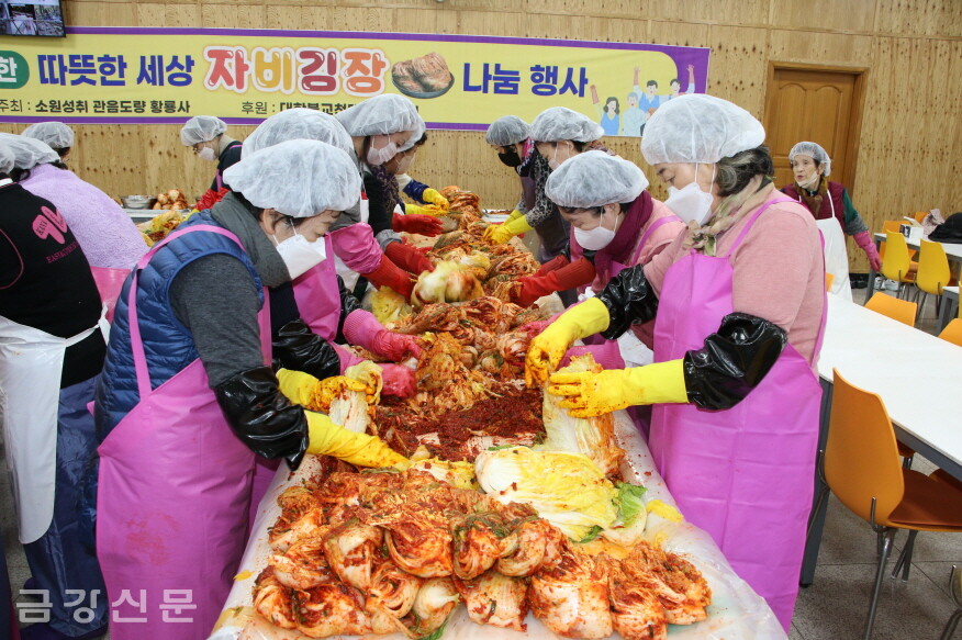 김장김치를 담그고 있는 불자들.