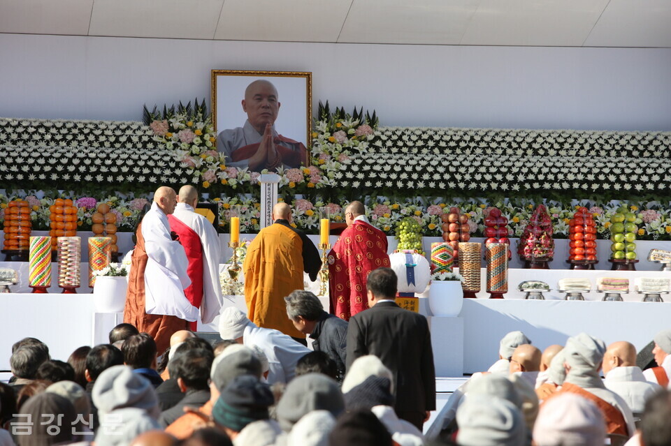 천태종 총무부장 시용 스님(종단협 상임이사, 오른쪽 첫 번째) 등 한국불교종단협의회 회원 종단 스님들이 헌화하고 있다.