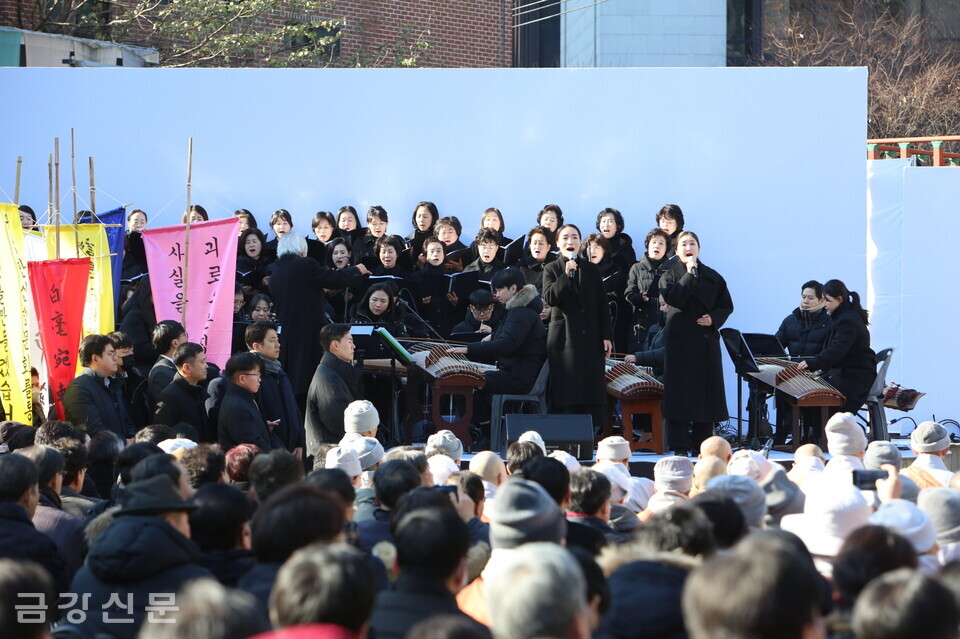박범훈 조계종 불교음악원장의 지휘와 봉은국악관현악단의 반주로 국악인들이 조가를 부르고 있다.