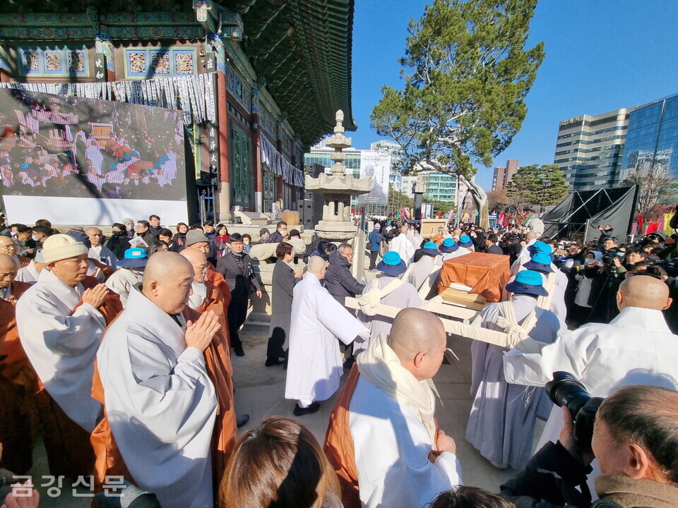 故 자승 스님의 법구를 한국불교역사문화기념관 앞마당으로 이운하고 있다.