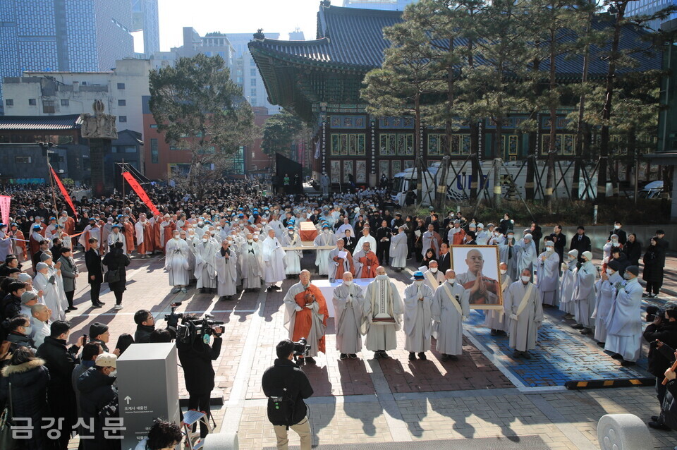 한국불교역사문화기념관 앞마당에 멈춰 선 운구 행렬.  〈사진=조계종〉