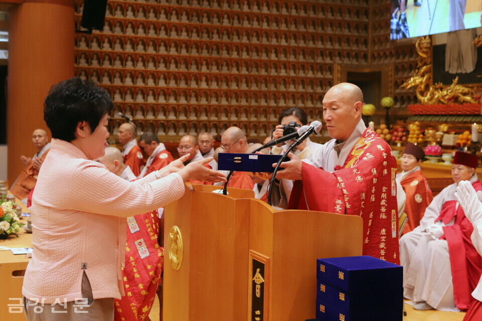 총무원장 덕수 스님은 관문사 하연숙 불자에게 종정예하 표창패를 수여했다.