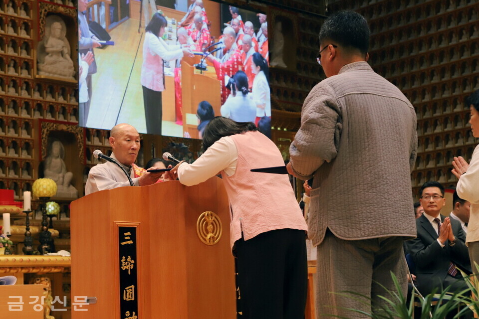 총무원장 덕수 스님은 박일룡·김유정·조춘자·황간난 불자에게 주지스님 표창을 각각 수여했다. 