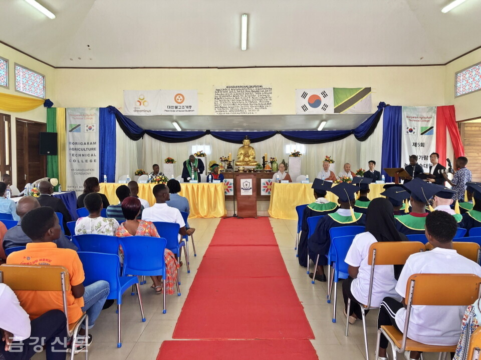 재단법인 아름다운동행은 12월 1일 오전 11시 탄자니아에 설립해 운영하고 있는 보리가람농업기술대학의 제5회 졸업식을 현지에서 진행했다.