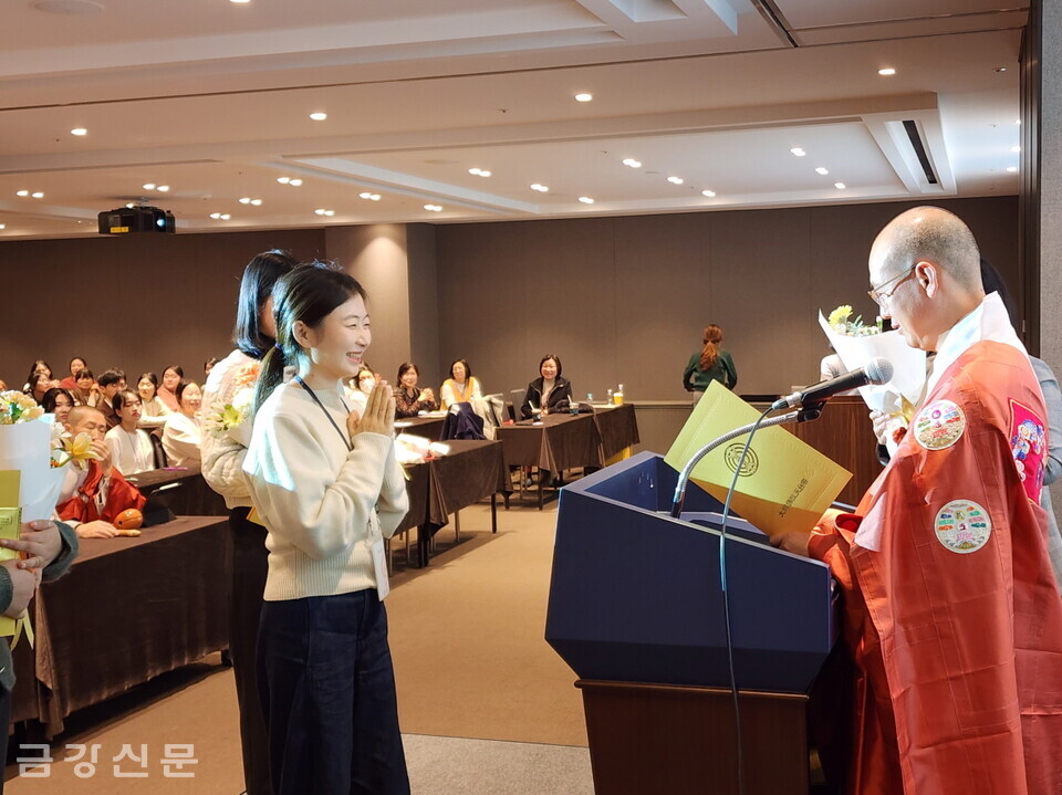 문화예술국장 진성 스님은 천태종립 유치원 교사 교육 방안 공모전 수상자에게 상장을 전달하고 있다.