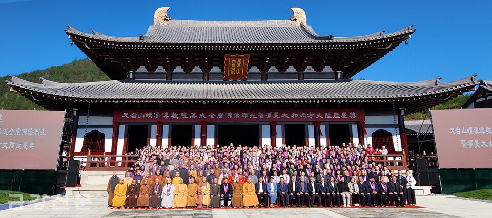  부산 광명사 주지 춘광 스님은 11월 22일 중국 절강성 천태산 나계전교원 낙성법회에 참석했다.