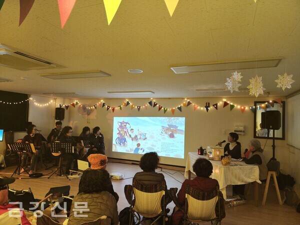부산서구노인복지관은 12월 1일 ‘우리는 오늘도 여행 중’을 주제로 안덕자 작가 초청 북콘서트를 개최했다.