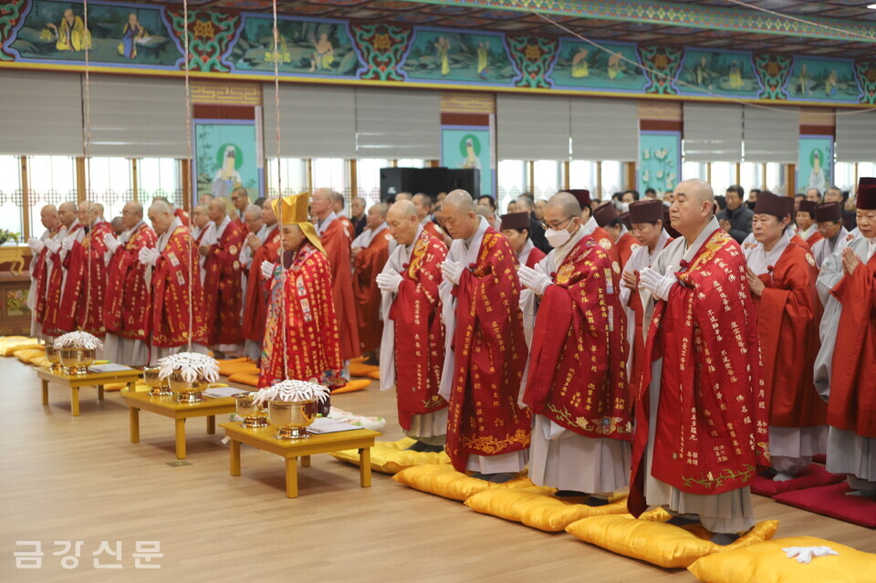종단 스님들과 불자들이 봉불식에서 삼귀의례를 하고 있다.