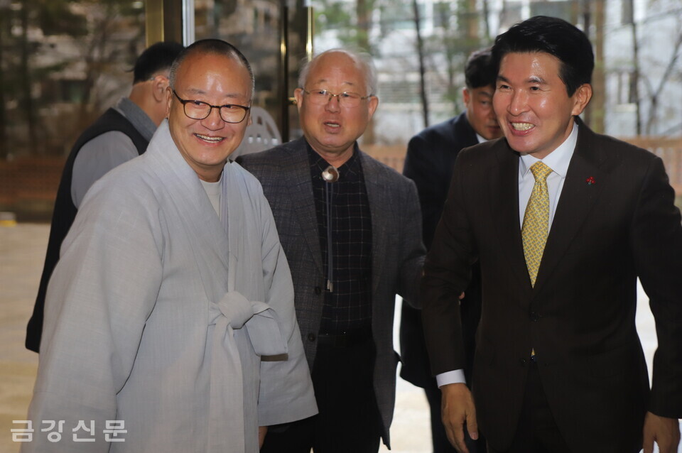 천태종 총무원 총무부장 시용 스님이 12월 14일 오후 서울 관문사를 방문한 황상무 대통령실 시민사회수석비관을 맞이하고 있다.