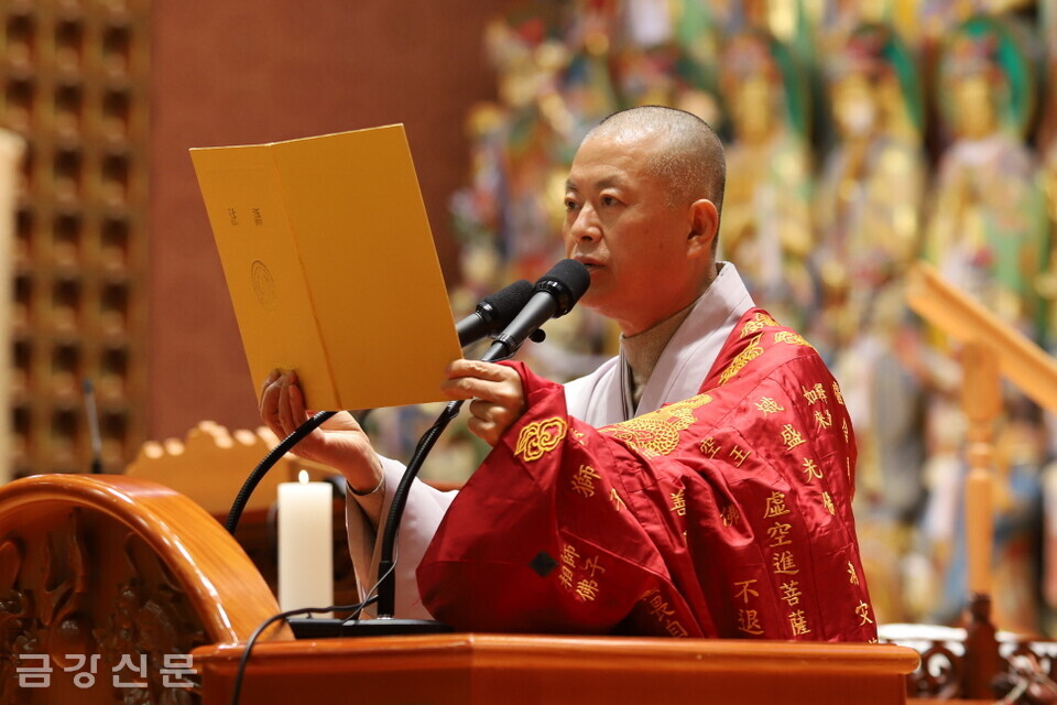 종의회의장 세운 스님이 상월원각대조사 법어를 봉독하고 있다. 