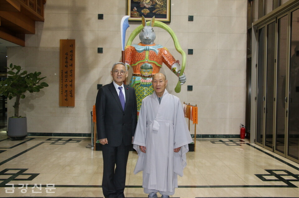 환담 후 기념사진을 찍고 있는 덕수 스님과 유인촌 장관.