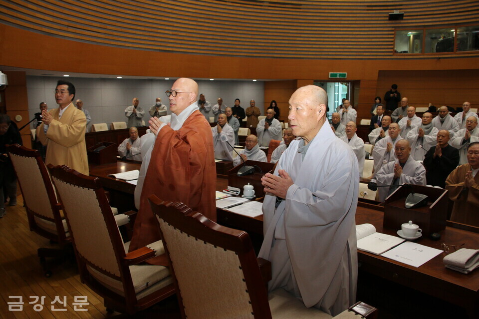 회장 진우 스님(가운데), 수석부회장 덕수 스님(오른쪽) 등이 삼귀의례를 하고 있다.