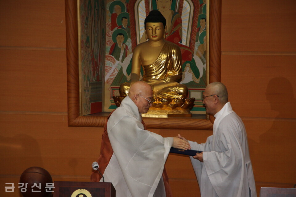회장 진우 스님(왼쪽)이 신임 사무총장에 선출된 진호 스님에게 임명장을 전달하고 있다.
