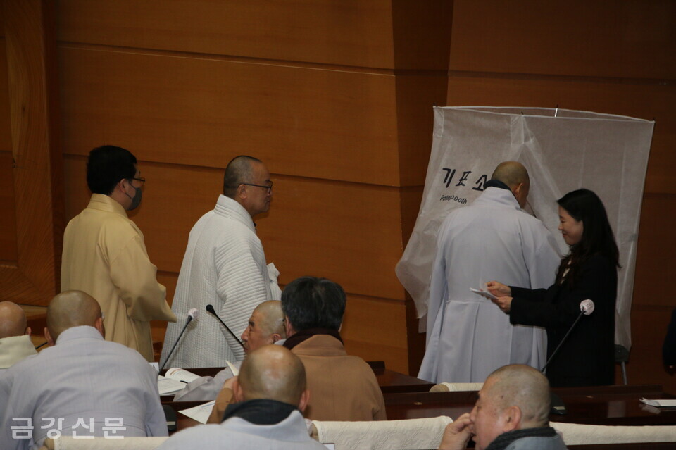 천태종총무부장 시용 스님(가운데) 을 비롯한 상임이사 스님(정사)들이 사무총장 선출을 위한 투표를 하고 있다.