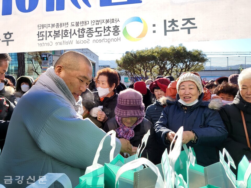 홍천 강룡사는 12월 22일 오전 11시 꽃뫼공원에서 ‘지역주민과 함께하는 동지 팥죽 나눔 행사’를 개최했다. 강룡사 주지 홍법 스님이 팥죽을 나눠주고 있다. 