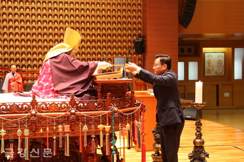 도용 종정예하가 김형동 천태종중앙신도회장에게 임명장을 수여하고 있다.