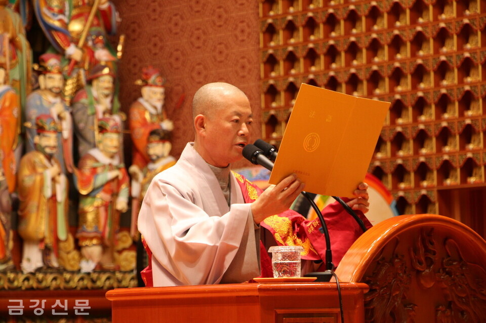 종의회의장 세운 스님이 상월원각대조사 법어 봉독을 하고 있다.