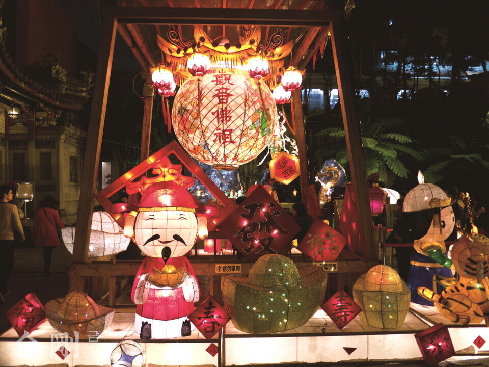 2013년 타이베이 등불축제 때 용산사에 밝혀진 다양한 등(燈). ⓒGettyimagesBank