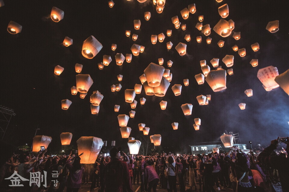 대만 신베이 핑시는 천등축제가 유명하다. 소원을 적은 수천 개의 천등이 하늘로 날아오르고 있다. ⓒGettyimagesBank