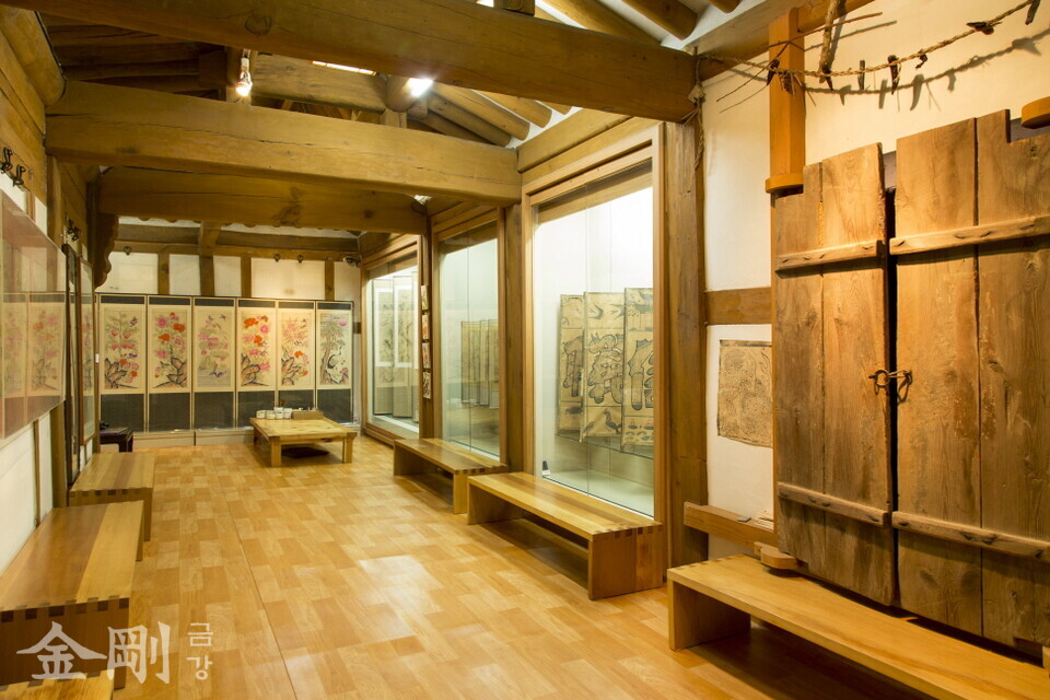 2006년, 전통의 향훈이 남은 서울 북촌에 개관한 ‘가회민화박물관’의 내부 모습. 아담한 한옥에 걸린 민화가 어우러져 관람객에게 소박하지만 따뜻한 감동을 자아낸다. 