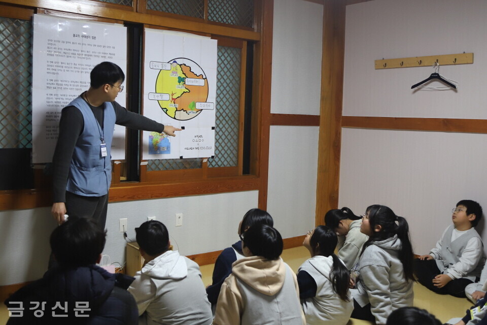 학생회 지도교사가 학생들에게 불교 4대 성지에 대해 설명하고 있다. 